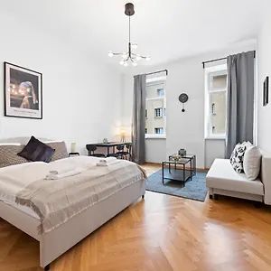 Cozy In 16th District Apartament